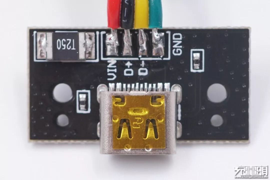 正面焊接有四根导线和usb-c母座,左上角是一颗自恢复保险丝.