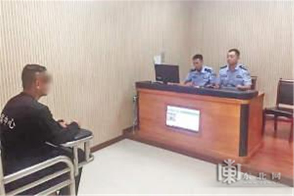 王某接受警方讯问。 警方供图