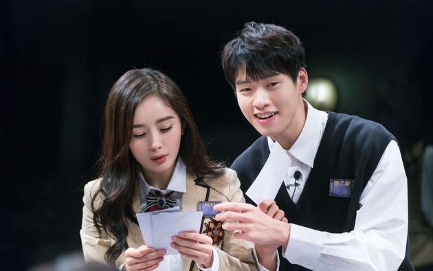 杨幂懒理与魏大勋绯闻,穿白大褂现身医院体验生活,为新剧做准备图片