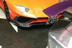 下雨天遇到两辆兰博基尼大牛，下雨天和超跑更配哦！