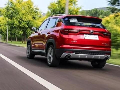 采用双边双出圆形排气筒造型，进一步彰显了其运动定位。