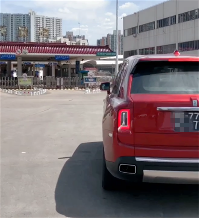770万库里南现广东,全车“探戈红”,车牌白字黑底,数字7个7
