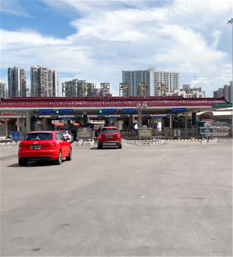 770万库里南现广东,全车“探戈红”,车牌白字黑底,数字7个7