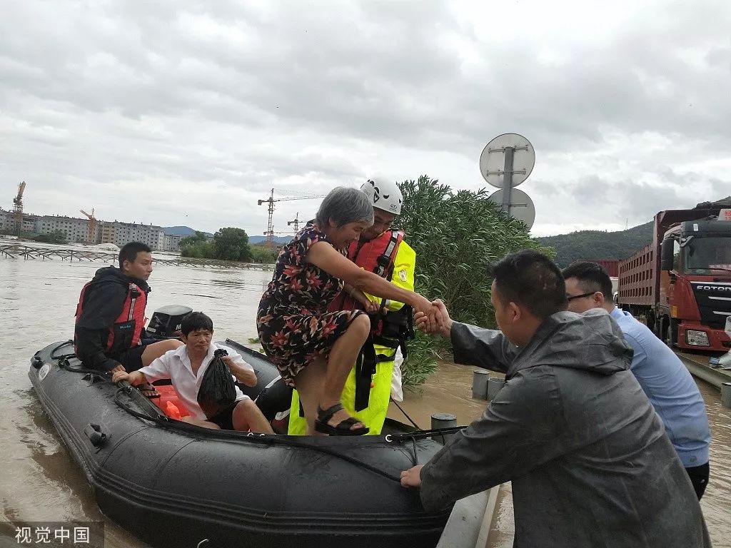 2019年08月10日，浙江台州临海市救援人员使用冲锋舟转移被困群众。