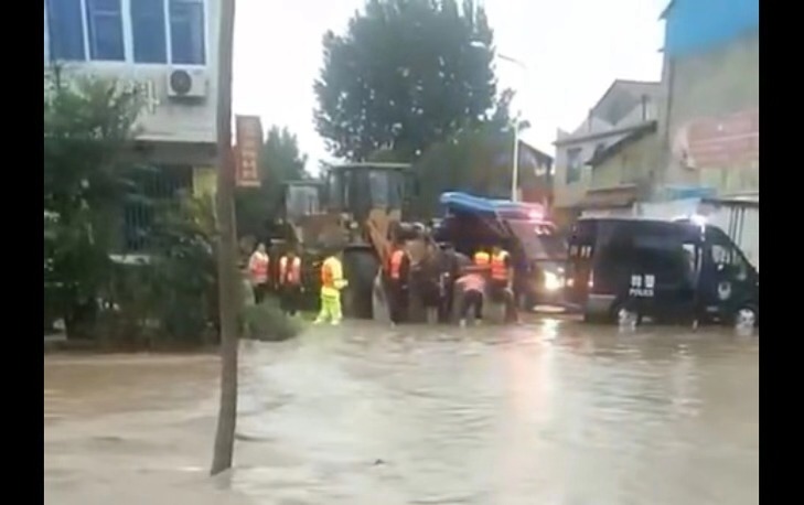 山东潍坊昌乐县村民坐挖掘机撤离。受访者供图