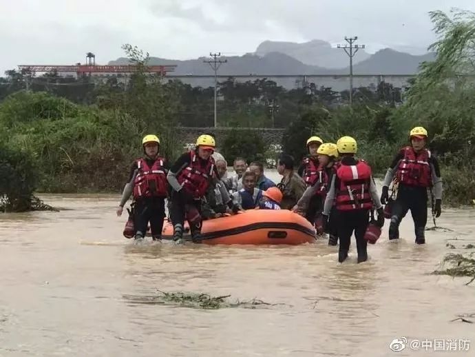 消防队员在救助受灾受灾群众。图片来自中国消防