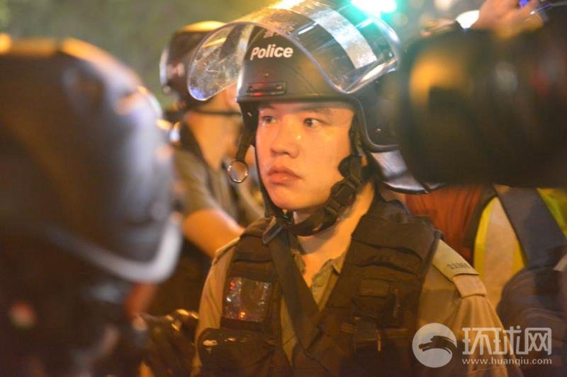 此图摄于北京时间昨晚(10日),香港弥敦道,油尖警署外。