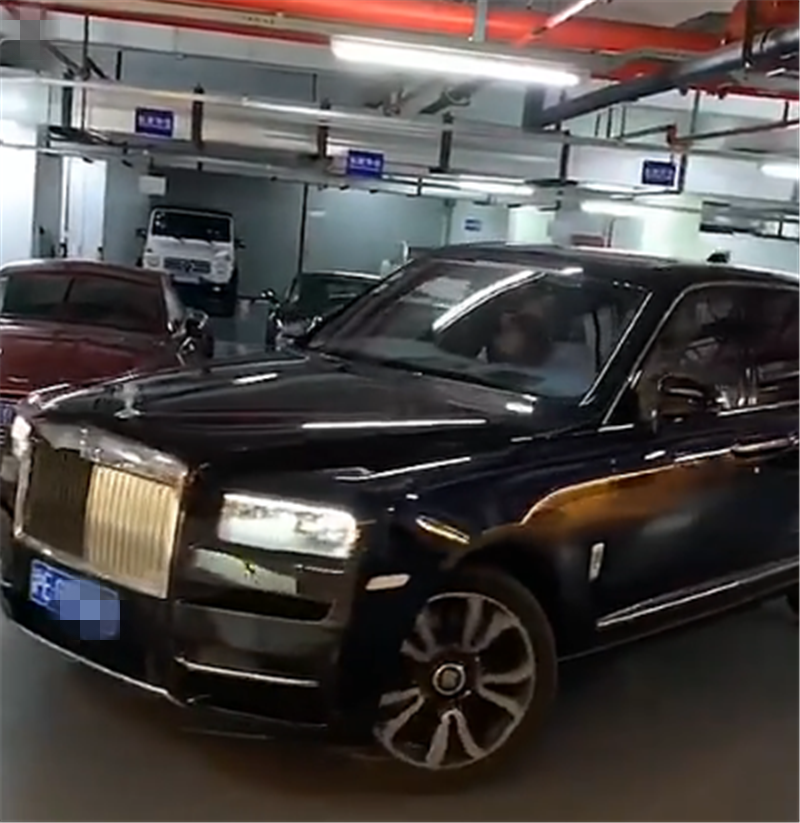 王思聪开库里南倒车,车价610万沪E牌,技术娴熟,副驾坐网红