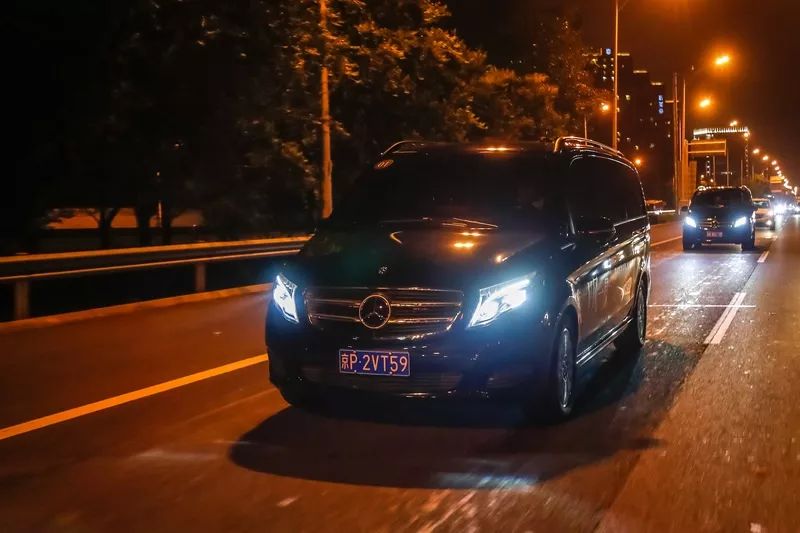 颜值内饰让埃尔法汗颜 空间超越同级别 奔驰V级驾乘体验