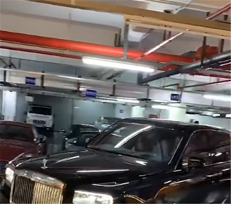 王思聪开库里南倒车,车价610万沪E牌,技术娴熟,副驾坐网红