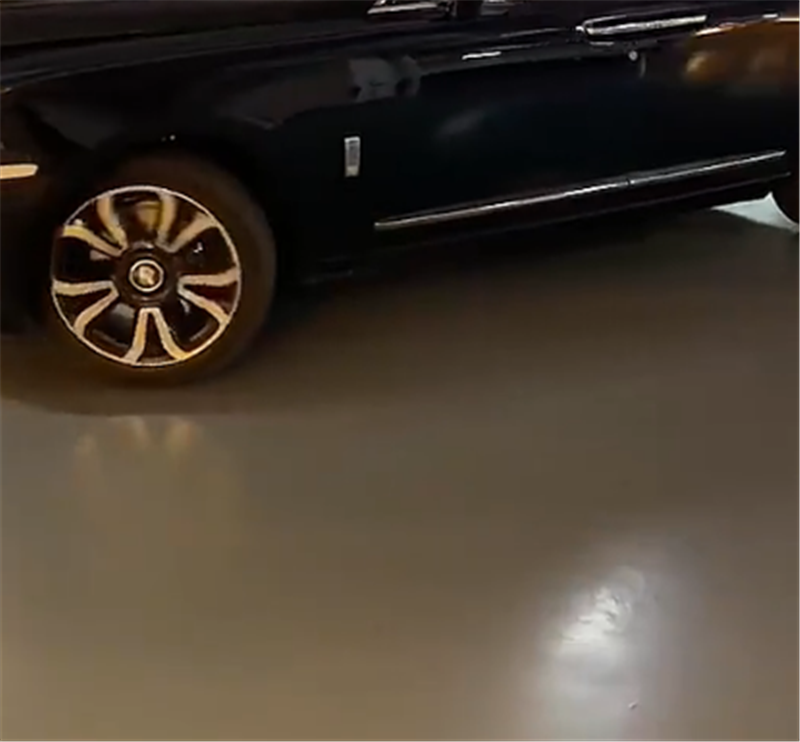 王思聪开库里南倒车,车价610万沪E牌,技术娴熟,副驾坐网红