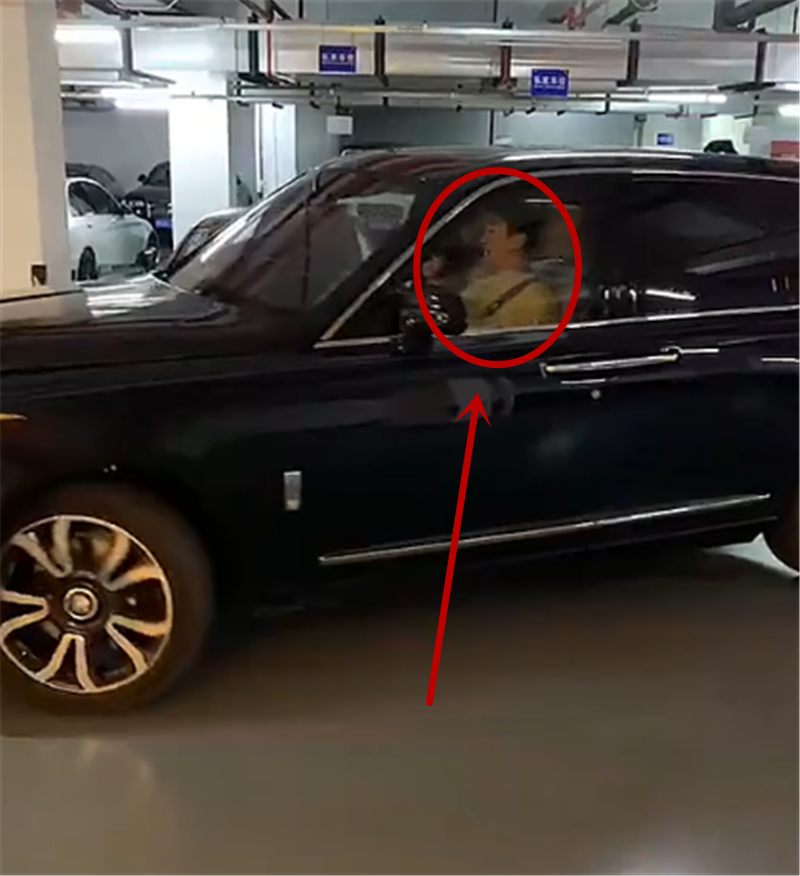 王思聪开库里南倒车,车价610万沪E牌,技术娴熟,副驾坐网红