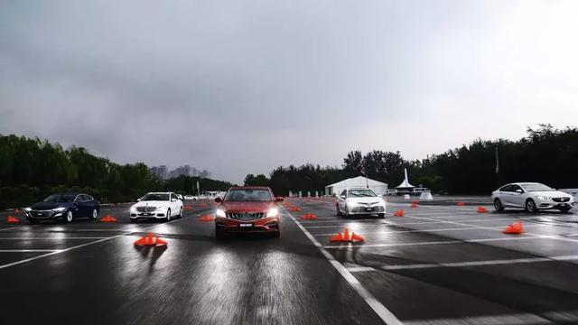 不到20万的最全动力B级车,百公里加速仅7.4S,最快充电时间1.5h