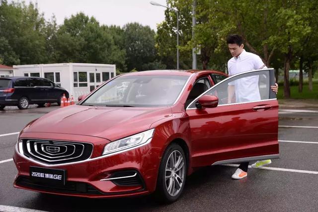 不到20万的最全动力B级车,百公里加速仅7.4S,最快充电时间1.5h