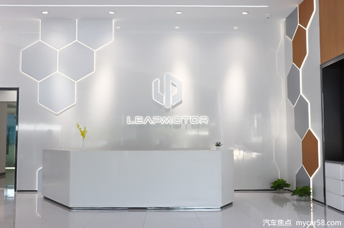 无边框车门轿跑设计,6.9秒破百的零跑S01表现如何?