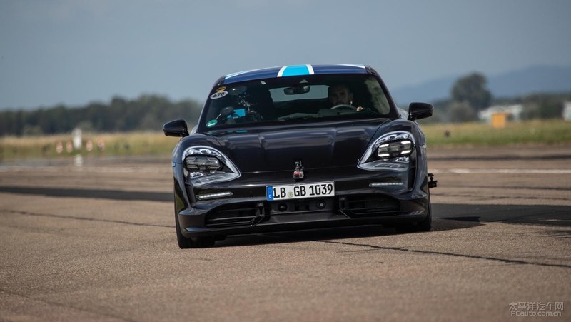 保时捷Taycan四驱10秒内完成0-200km/h加速