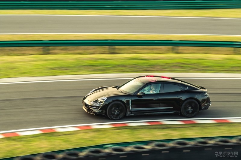 保时捷Taycan四驱10秒内完成0-200km/h加速
