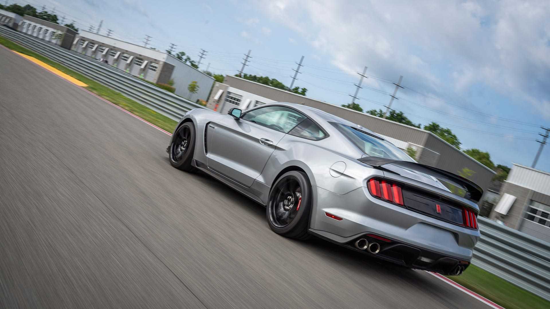 拥有526匹马力 6挡手动 新款福特野马Shelby GT350R亮相