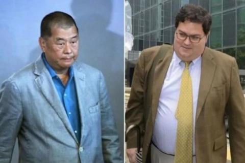 黎智英和助手马克(右)