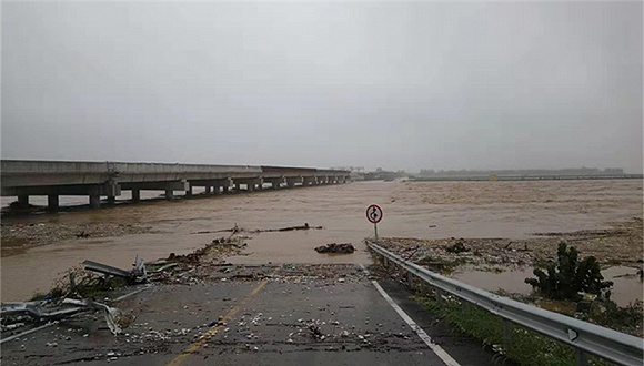 通往羊口镇的道路被洪水淹没。摄影:牛其昌