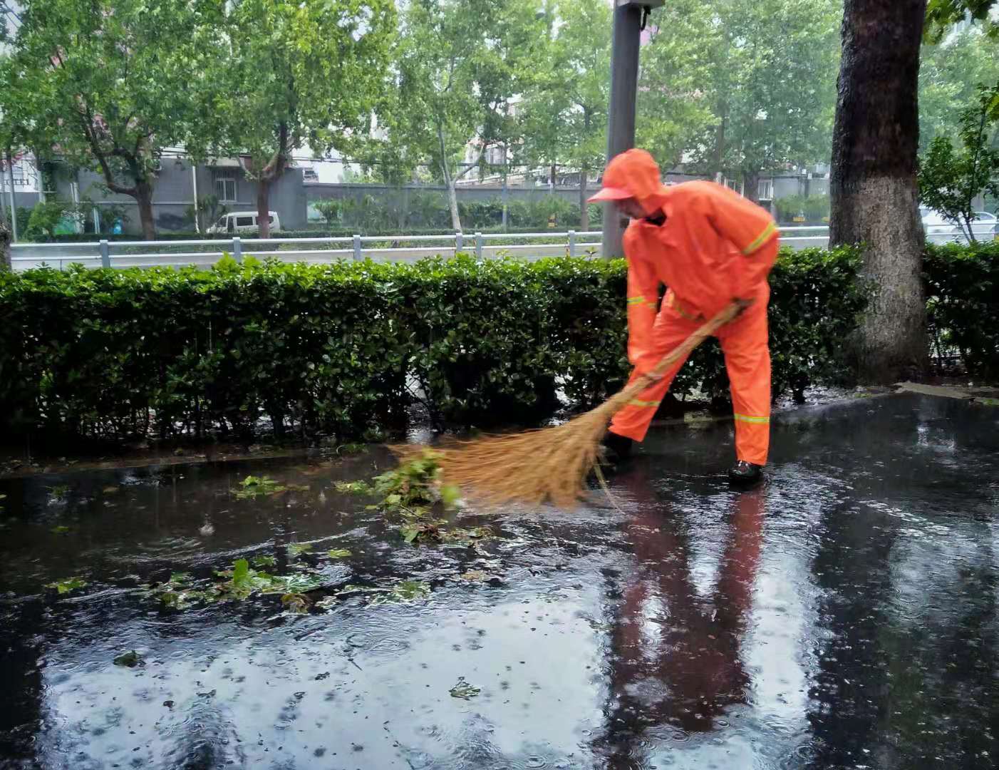 为了城市的美丽,坚守雨中的环卫工人