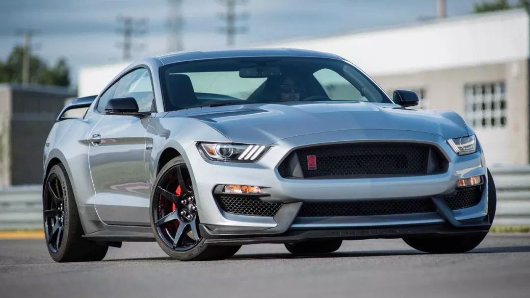 怎一个帅字了得!5.2L+V8+533马力的“肌肉车”,可还行?