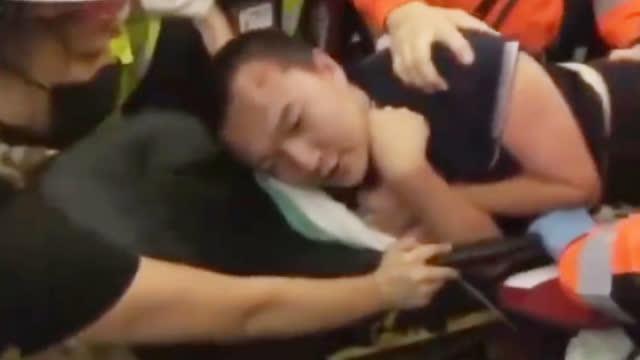 付国豪被抬走时仍遭围殴 不忘对救护人员说"谢谢"