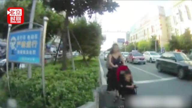 女子机动车道推婴儿车 拒交罚款丢下孩子扬长而去(含视频)