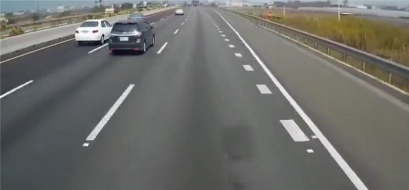 5万铃木高速超车,车主一个操作,车子撞毁,摄像头记录最后画面