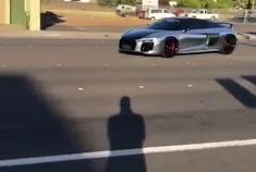 汽车视频：电镀银奥迪R8 ～～～