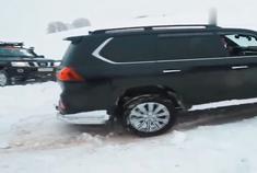 雷克萨斯LX570、丰田霸道和陆巡雪地比爬坡你猜谁会赢？