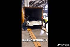 阿斯顿马丁卸货，这外观简直是太霸气了。
