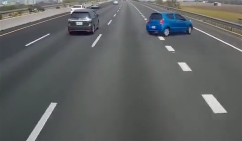 5万铃木高速超车,车主一个操作,车子撞毁,摄像头记录最后画面