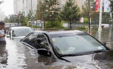 为什么老司机宁愿车泡水里也不愿去挪车？车险定损员：这是高手