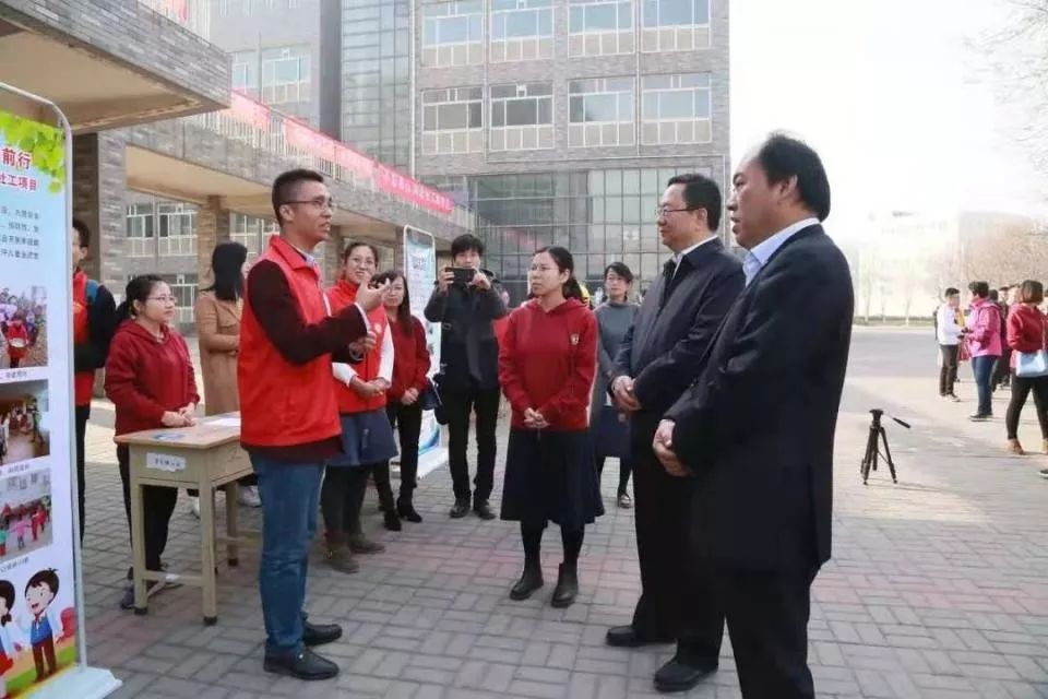 　▲段非向河北省民政厅领导汇报卷掌村“60敬老餐厅”项目。