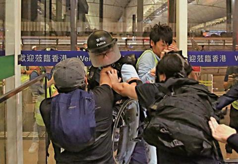 香港前线警员“落单”时被袭,遭暴徒叉颈围殴拳打脚踢。(来源:香港文汇网)