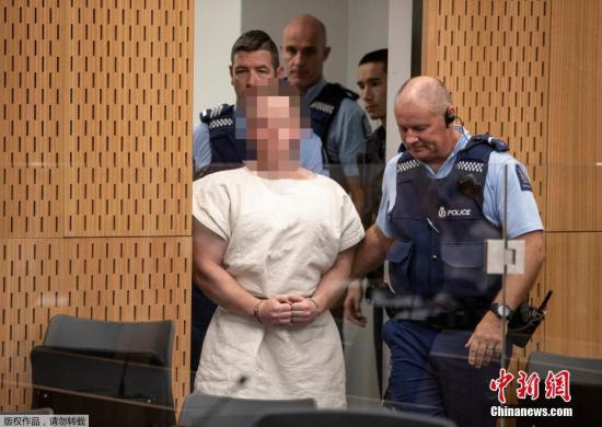 资料图：当地时间2019年3月16日，新西兰克赖斯特彻奇，被控参与克赖斯特彻奇清真寺枪击案的嫌犯在当地法院出庭受审。