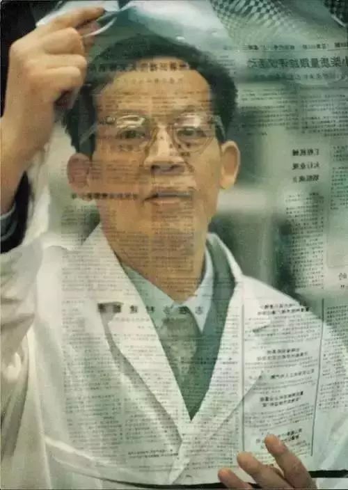 王选正在查看用汉字激光照排系统排出的报纸胶片。 资料图