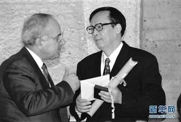 1995年11月6日,联合国教科文组织副总干事巴德兰向“联合国教科文组织科学奖”获得者王选(右)颁奖。图片来源:新华网