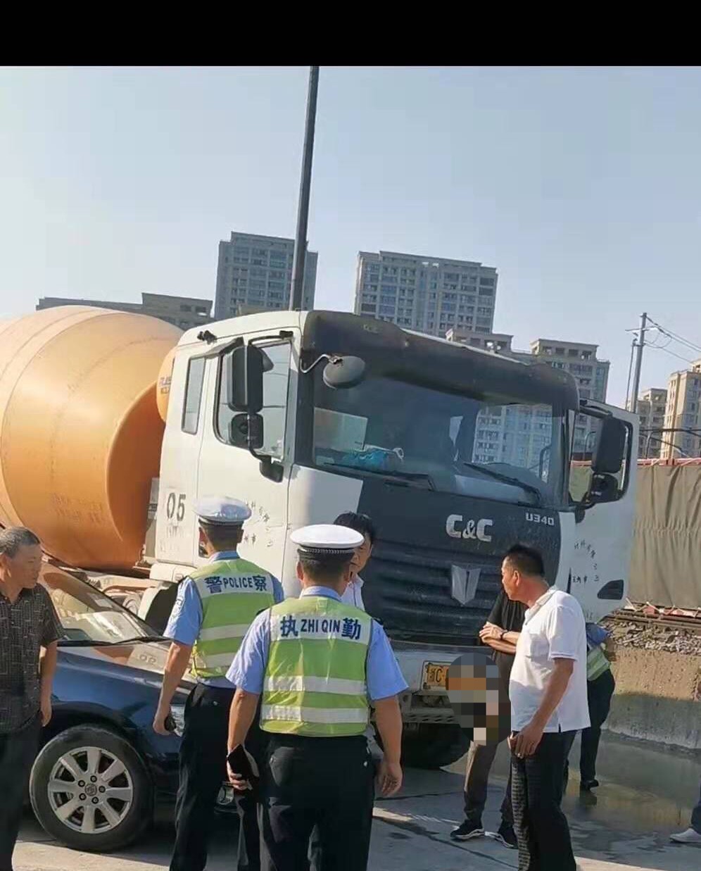 8月12日下午,他们在肇事半挂车所属公司门口看到了肇事车,半挂车还与他们驾驶的车辆发生刮擦。受访者供图