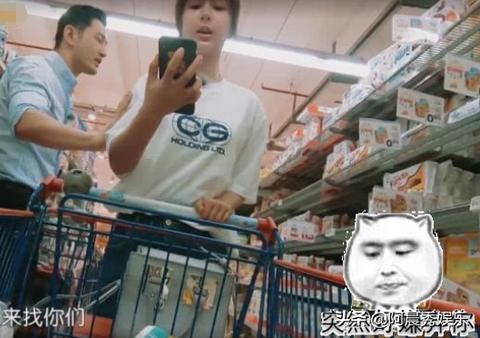 王俊凯和杨紫购物杨紫却在玩手机，当看到到屏幕内容，网友闭嘴了