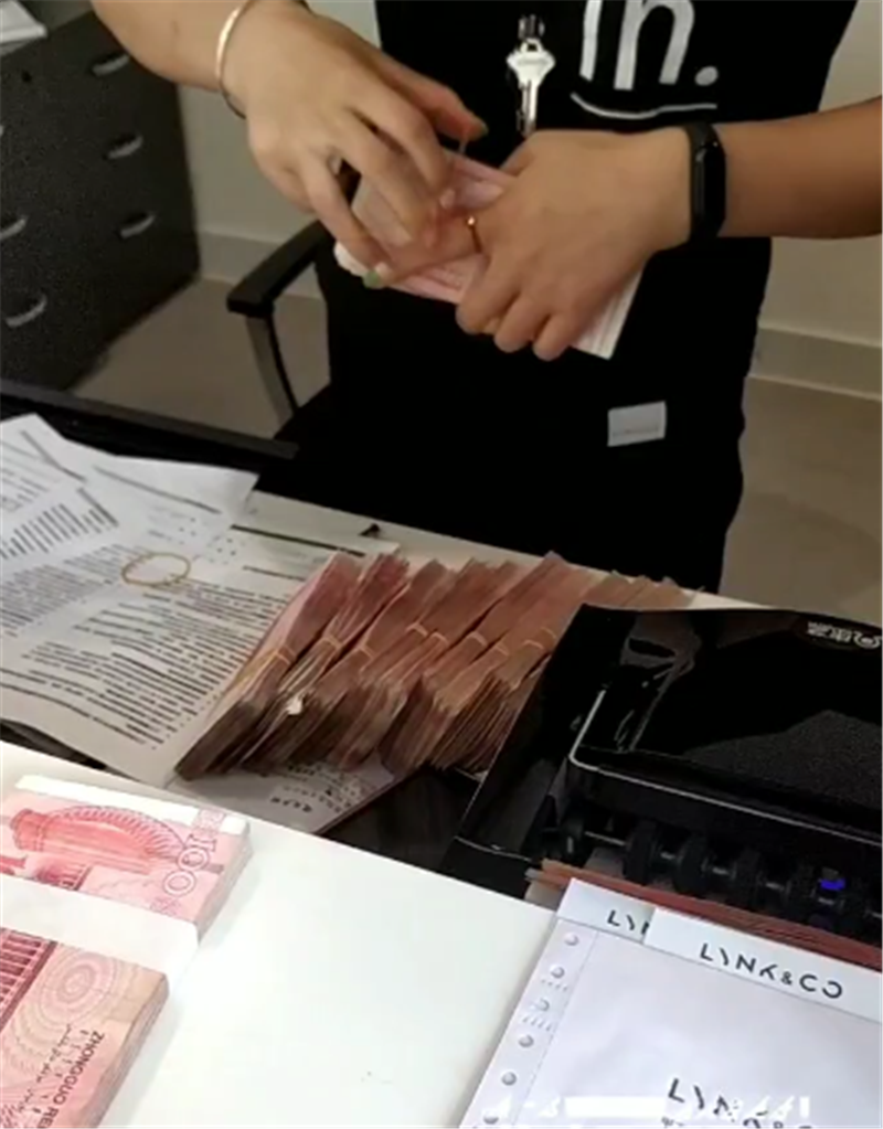 15万现金提黑色吉利领克03,马力180匹,4S店花了3分钟才点完