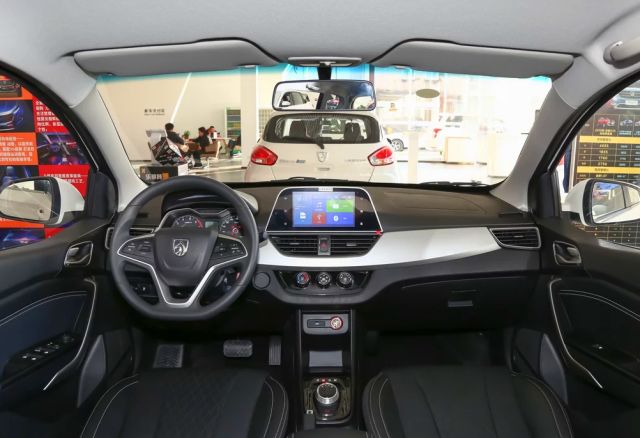 4.28万的“旅行神车”!油耗5.9升,后排放平能躺三人,不火都难