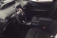 新款丰田普锐斯，打开车门看到中控台后，买不买自己决定