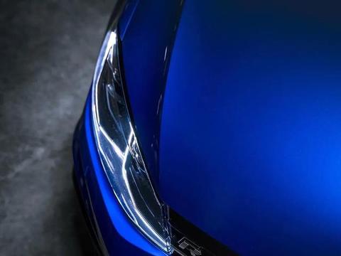 据说喜欢这台车的人很多，大众高尔夫R，名副其实小钢炮