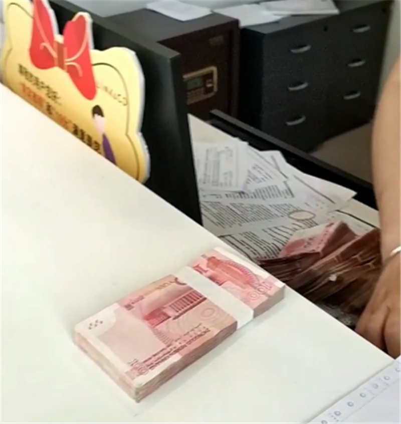 15万现金提黑色吉利领克03,马力180匹,4S店花了3分钟才点完
