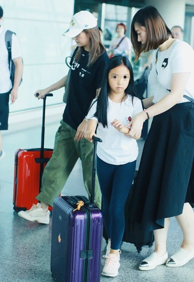 赵薇罕见与女儿"小四月"同框,9岁大黄新清纯可爱与妈妈齐肩高