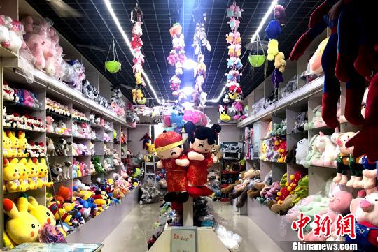 图为琳琅满目的扬州毛绒玩具。 崔佳明 摄