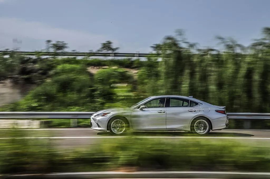 7.5折买台豪华中型车,车长近5米还送四年保养!