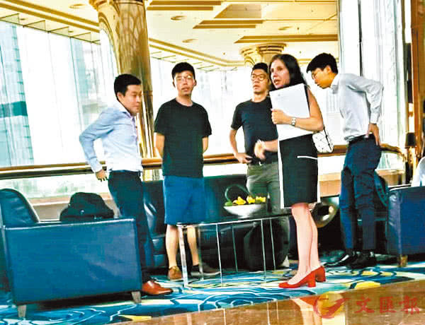 罗冠聪(左三)与美国驻港领事见面,图源:文汇报